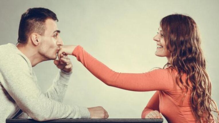 chlap sa stará o dievča a premýšľa o zväčšení penisu