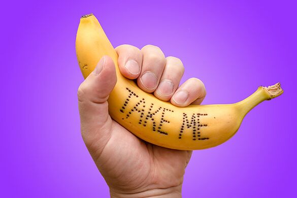banán v ruke symbolizuje penis so zväčšenou hlavou